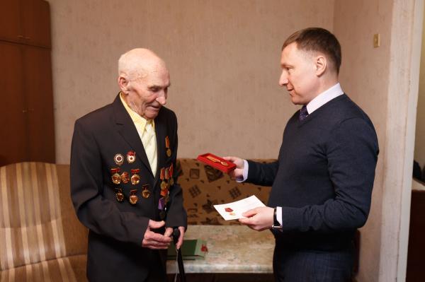 В Златоусте продолжается вручение юбилейных медалей к 80-летию Победы