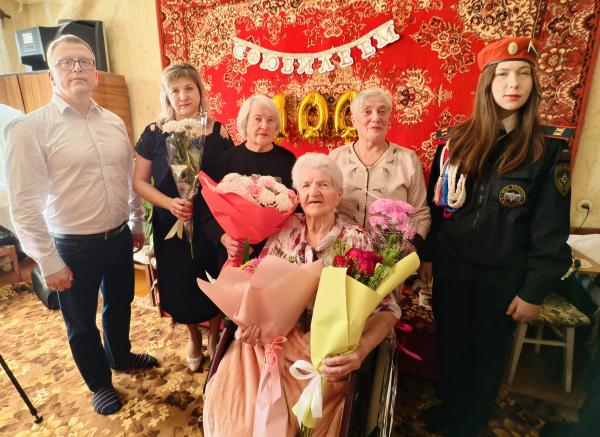 Труженица тыла из Златоуста отметила столетний юбилей