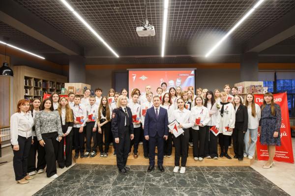 В День Конституции Российской Федерации глава округа Олег Решетников вручил паспорта 28 юным гражданам Златоуста, достигшим 14-летнего возраста
