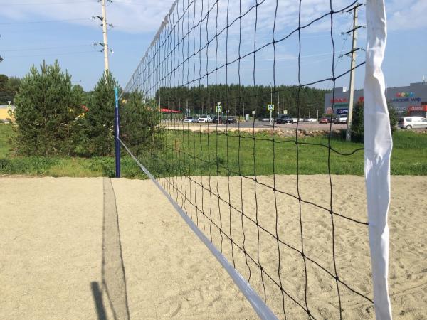 На городском пляже у водоема Тарелка появилась волейбольная площадка