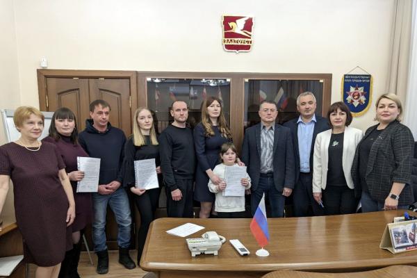 Три молодые златоустовские семьи получили социальные выплаты на улучшение своих жилищных условий