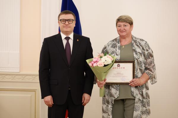 Врач - стоматолог из Златоуста получила награду из рук главы региона