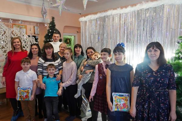 Дети Златоуста получили подарки от снеговиков