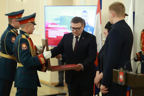 Алексей Текслер передал семье погибшего героя СВО медаль «Золотая Звезда Героя России» и Почетную грамоту Президента РФ
