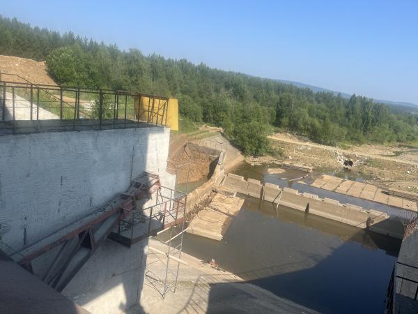 Продолжаются работы по капитальному ремонту гидротехнического сооружения Айского водохранилища на реке Ай в Златоусте