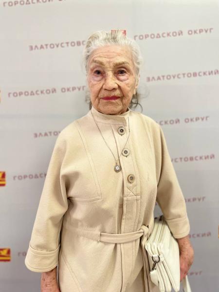 90-летняя жительница Златоуста Раиса Гулякова накануне получила золотой значок отличия ГТО