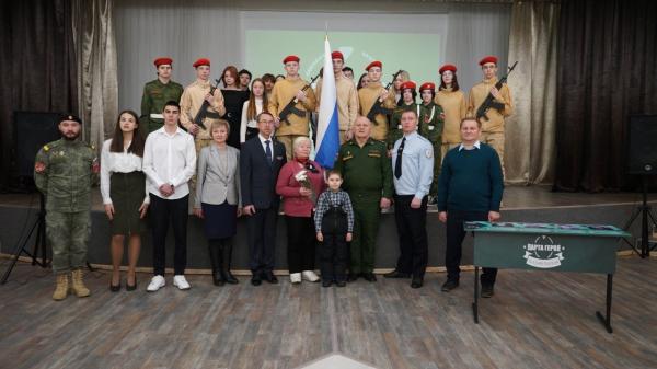 В златоустовской школе состоялось открытие парты Героев – выпускников
