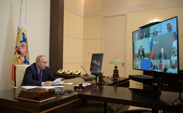 Владимир Путин в режиме видеоконференции провел совещание по экономическим вопросам