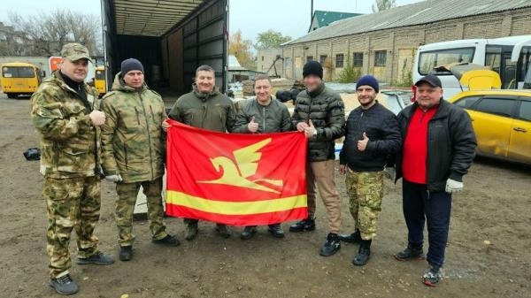 Глава Златоуста Олег Решетников доставил гумпомощь на Донбасс и пообщался с бойцами-земляками