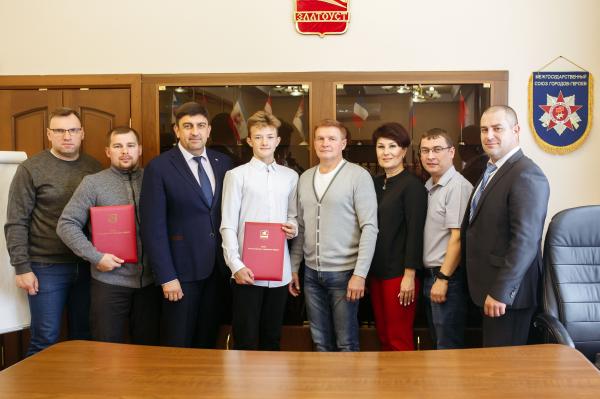 Сегодня глава округа Максим Пекарский встретился и пообщался с воспитанником спортивного клуба «Самурай» Дома детского творчества Егором Симоновым и его тренером Андреем Маннановым