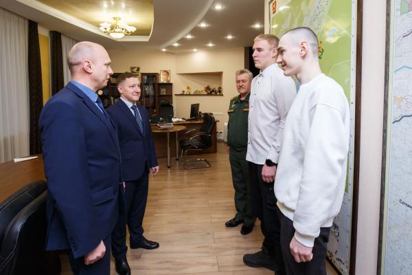 Накануне, в День Героев Отечества, глава округа Олег Решетников пообщался со златоустовскими ребятами, которым предстоит служить в Президентском полку