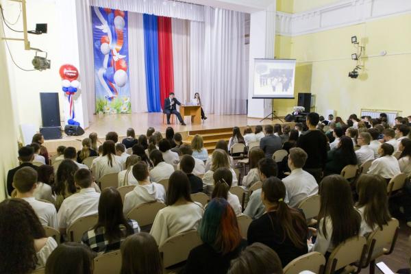 Златоустовские школьники и студенты смогли задать вопросы главе округа Максиму Пекарскому во время «Классной встречи»