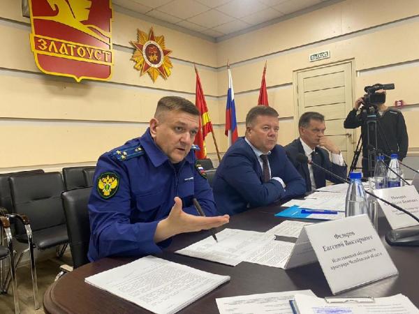 Исполняющий обязанности прокурора Челябинской области Евгений Федоров совместно с заместителем губернатора Станиславом Мошаровым провел выездной прием жителей Златоустовского городского округа