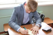 избиратель заполняет бюллетень