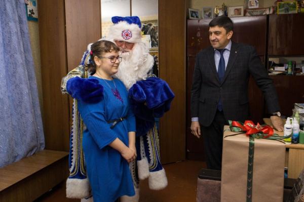 Максим Пекарский исполнил новогодние мечты двух юных жительниц города крылатого коня