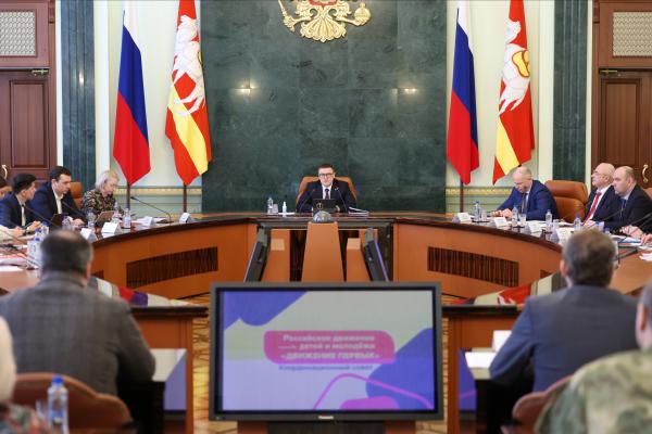 Губернатор Челябинской области Алексей Текслер провел заседание совета регионального отделения «Движения первых»