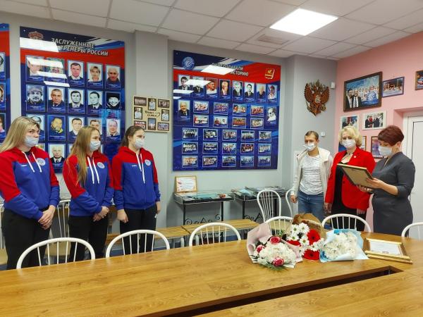 Златоустовских «уралочек» поощрили за помощь в организации и проведении проекта «Урок с Чемпионом»