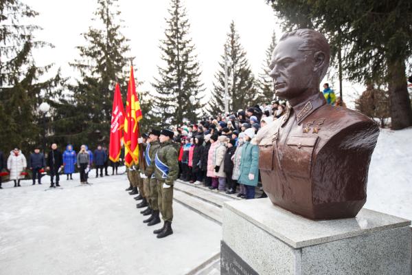 В Златоусте сегодня чествуют тех, кто посвятил себя служению Родине и своими поступками показал пример истинного патриотизма, мужества и доблести