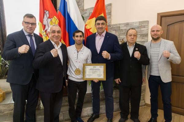Максим Пекарский поздравил чемпиона по боксу Эдмонда Худояна и его наставников
