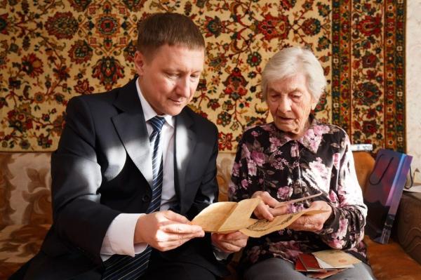 В Златоусте ветеранам начали вручать юбилейные медали к 80-летию Победы