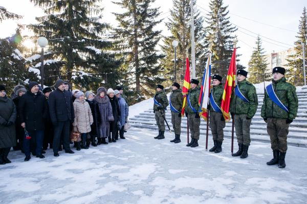 В Златоусте на Аллее Славы сегодня чествовали Героев Отечества