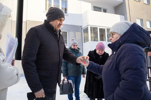 Накануне Нового года златоустовцам  вручили ключи от новых квартир по программе переселения из аварийного фонда