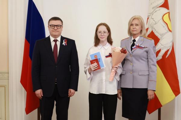 Златоустовская школьница получила паспорт из рук главы региона