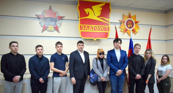 В преддверии майских праздников в Златоусте детям-сиротам и детям, оставшимся без попечения родителей, вручили ключи от собственных квартир