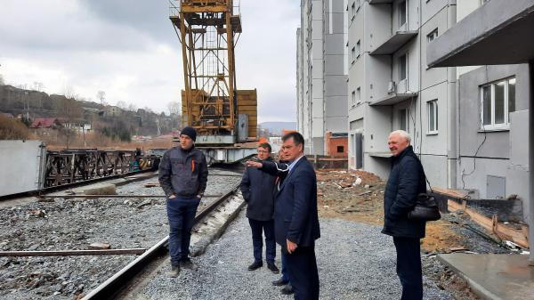 На строительной площадке в квартале «Молодежный» прошло рабочее совещание представителей городской администрации и подрядчика