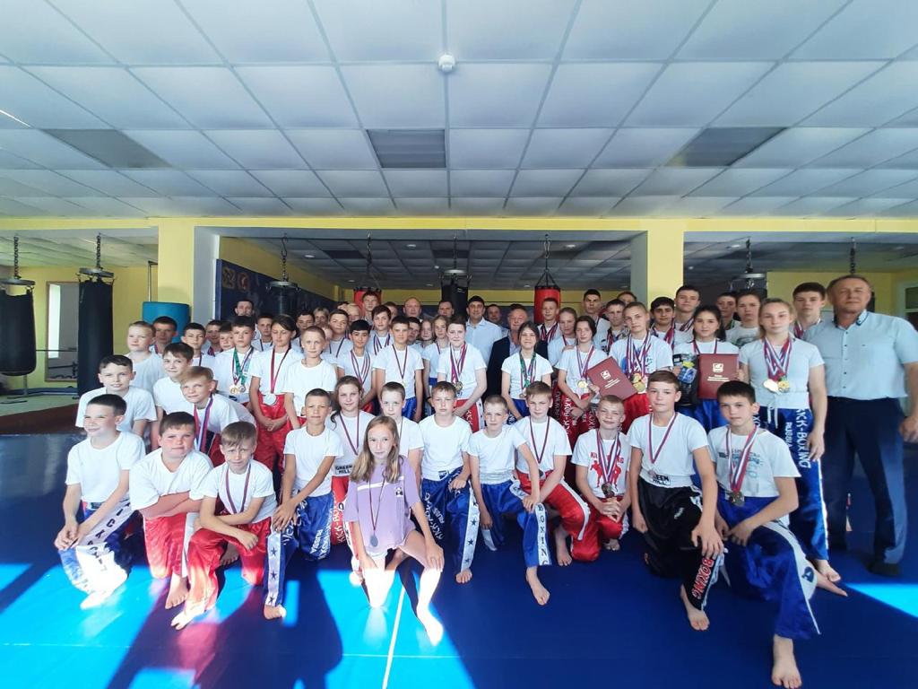 Глава Златоуста встретился с юными чемпионами по кикбоксингу