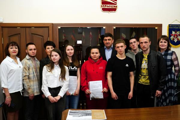 Сегодня глава округа Максим Пекарский вручил ключи от квартир и договоры найма жилых помещений детям-сиротам и детям, оставшимся без попечения родителей