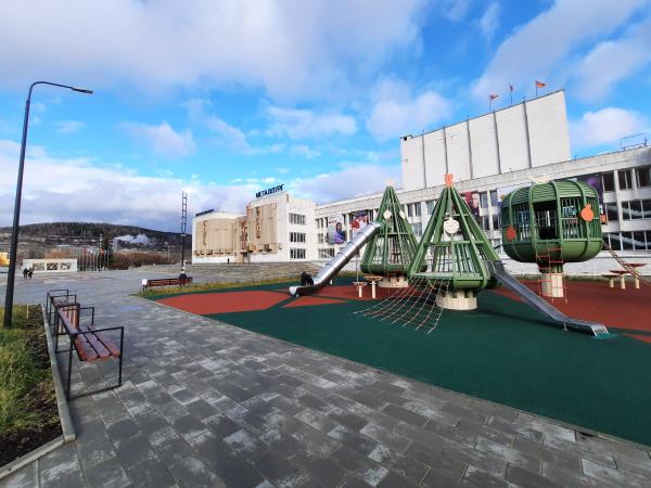 В Златоусте усовершенствовали детское игровое пространство возле дворца культуры «Металлург»