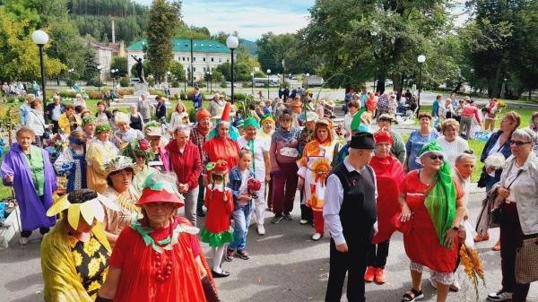 Златоустовские ветеранские организации и центры по месту жительства ветеранов провели выставку урожая