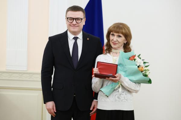 Глава региона Алексей Текслер наградил работника культуры из Златоуста